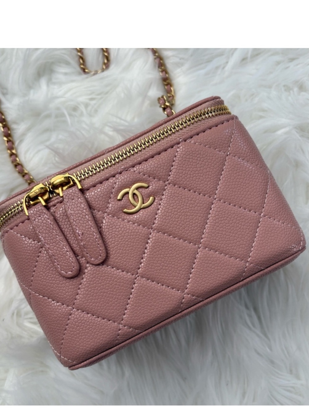 The price is firm Pink Quilted Mini Zipper Pouch with Gold Chain This is a new
